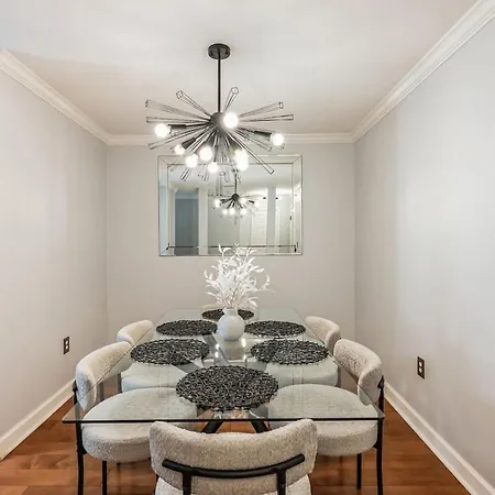 Modern Escape Cali King Beds Ev Chargers Available Apartment